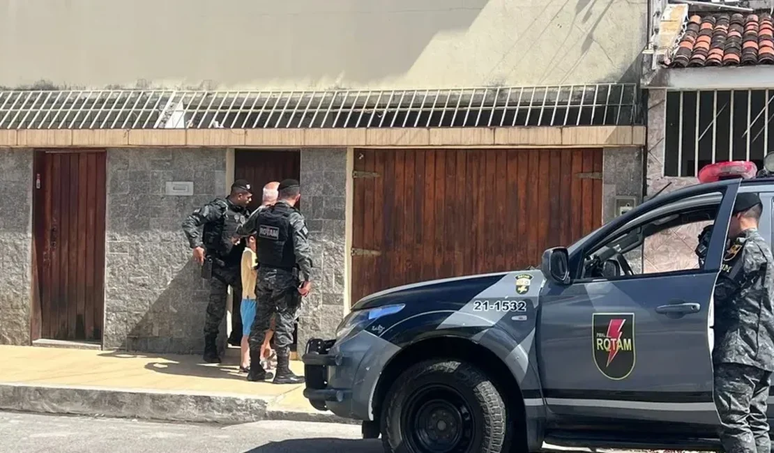 Idoso suspeito de manter esposa em cárcere privado é solto após audiência de custódia em Maceió