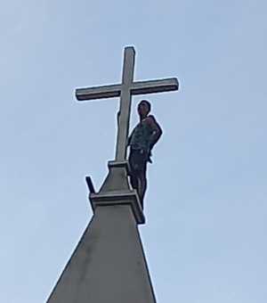 Homem está há mais de 12 horas na torre da Igreja Santo Antônio, nas Cacimbas