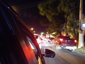 Motoristas enfrentam engarrafamento de 7km no bairro da Serraria, em Maceió