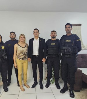 [Vídeo] Policial civil ferida em confronto recebe visita do delegado-geral da PCAL