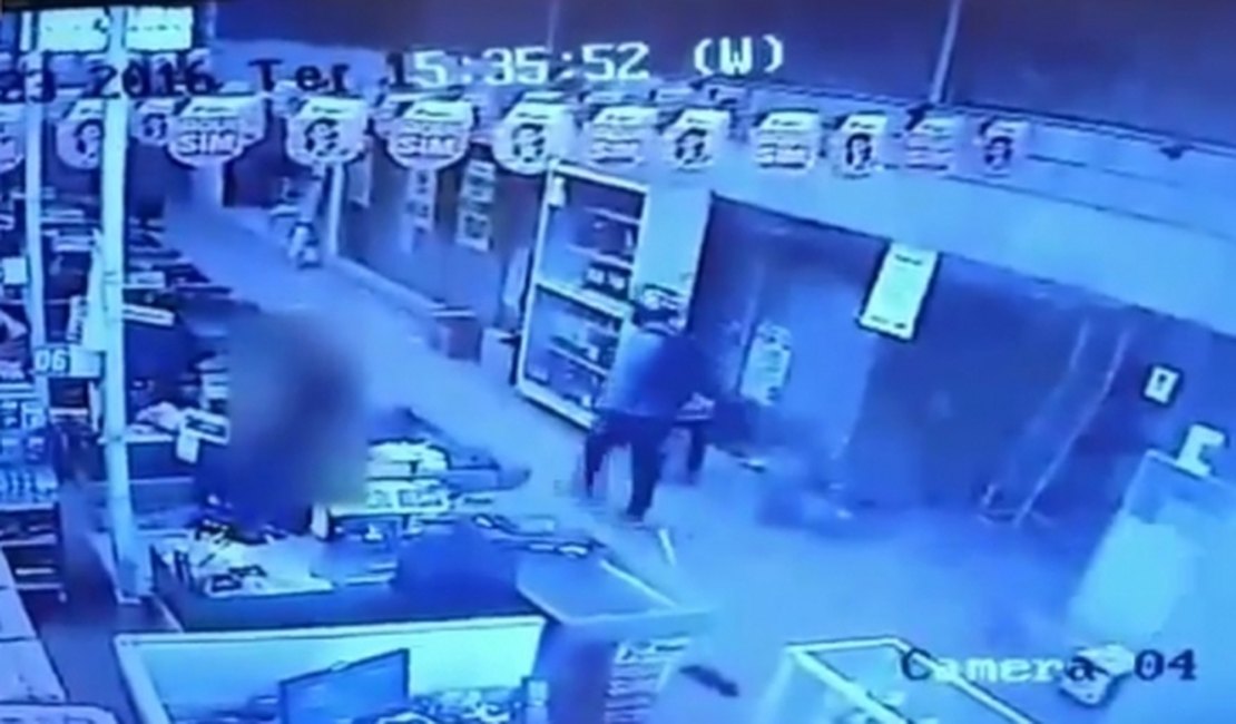 Vídeo mostra execução de caixa de supermercado