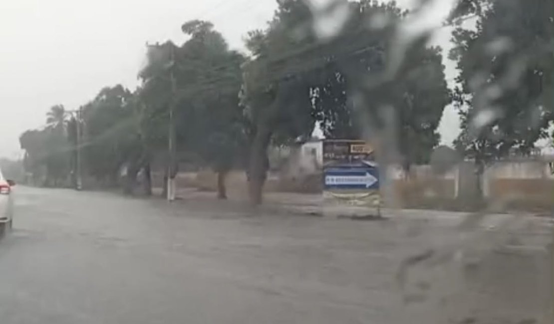 Após forte chuva bairros em Rio Largo ficam debaixo d'água neste domingo (1°)