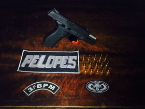 Homem é preso em flagrante com pistola calibre 380