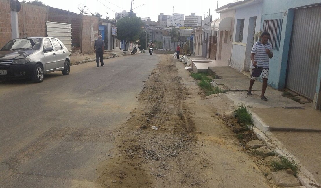Prefeitura retira entulhos de ruas que já receberam esgotamento sanitário em Arapiraca