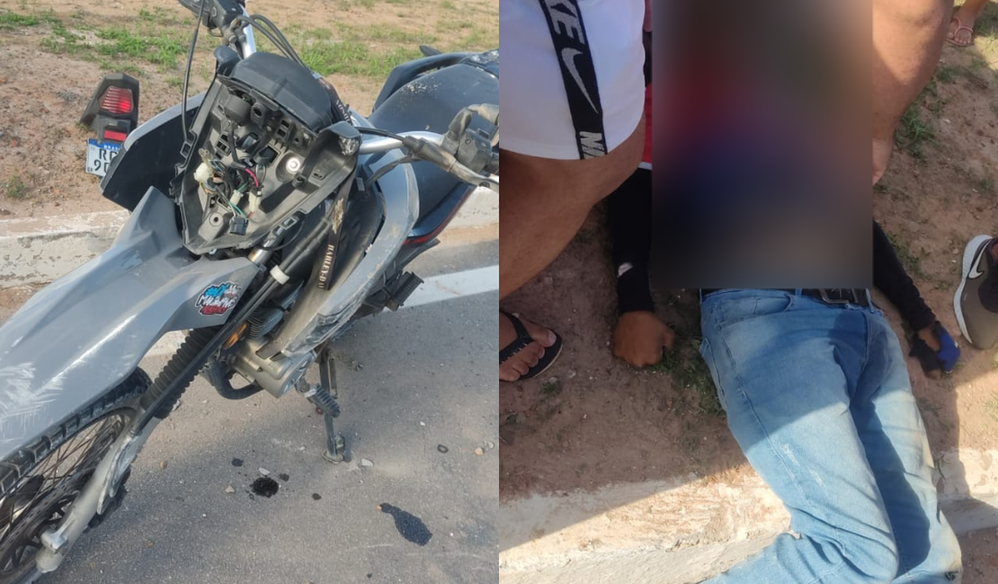 Colisão entre carro e moto deixa uma pessoa inconsciente e ferida na Rota do Mar, em Jacarecica