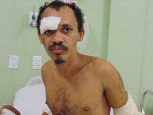 Paciente sem identificação aguarda por familiares na UE do Agreste