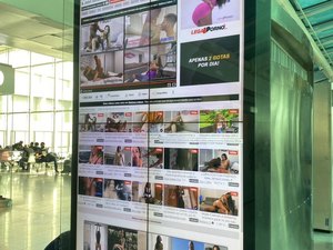 Hacker invade painel de publicidade de aeroporto e exibe vídeos pornô