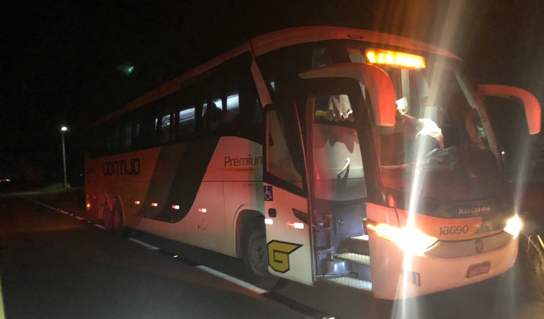 PRF frustra assalto a ônibus, liberta refém e recupera veículo, em Campo Alegre