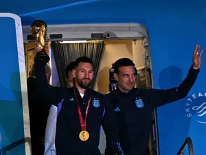 Argentina desembarca em Buenos Aires e Messi lidera a festa do tricampeonato