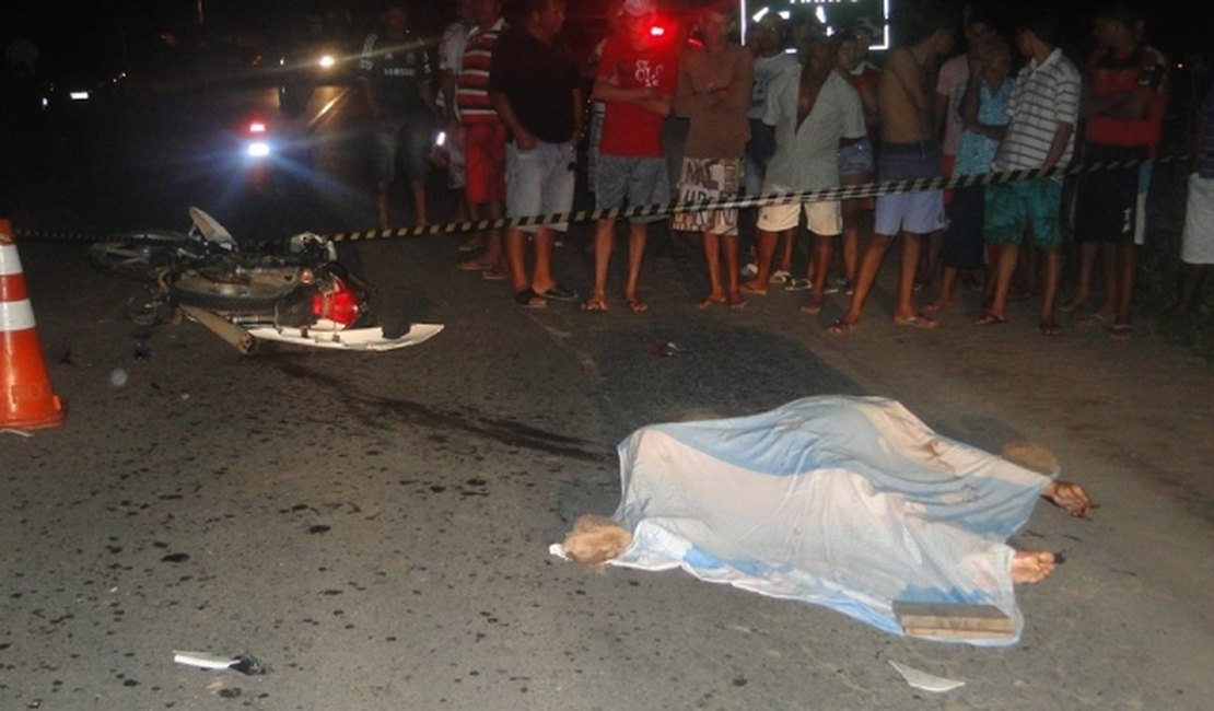 Condutor embriagado colide frontalmente em ônibus e morre