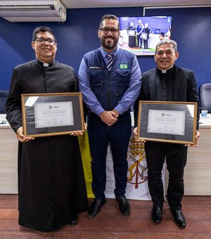 Leonardo Dias entrega honrarias a cônego Elison Silva e padre Francisco Guido