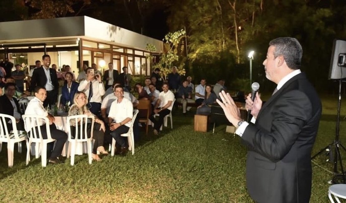 Calheiros e Lira dividem atenção de prefeito e vereadores alagoanos em Brasília
