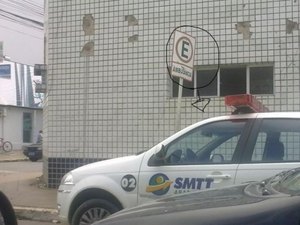 Assim como a PM, viaturas da SMTT tem autorização para estacionar em local proibido