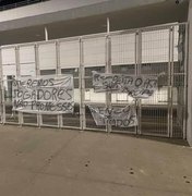 Torcedores protestam com faixas no Fumeirão após sequência negativa do ASA