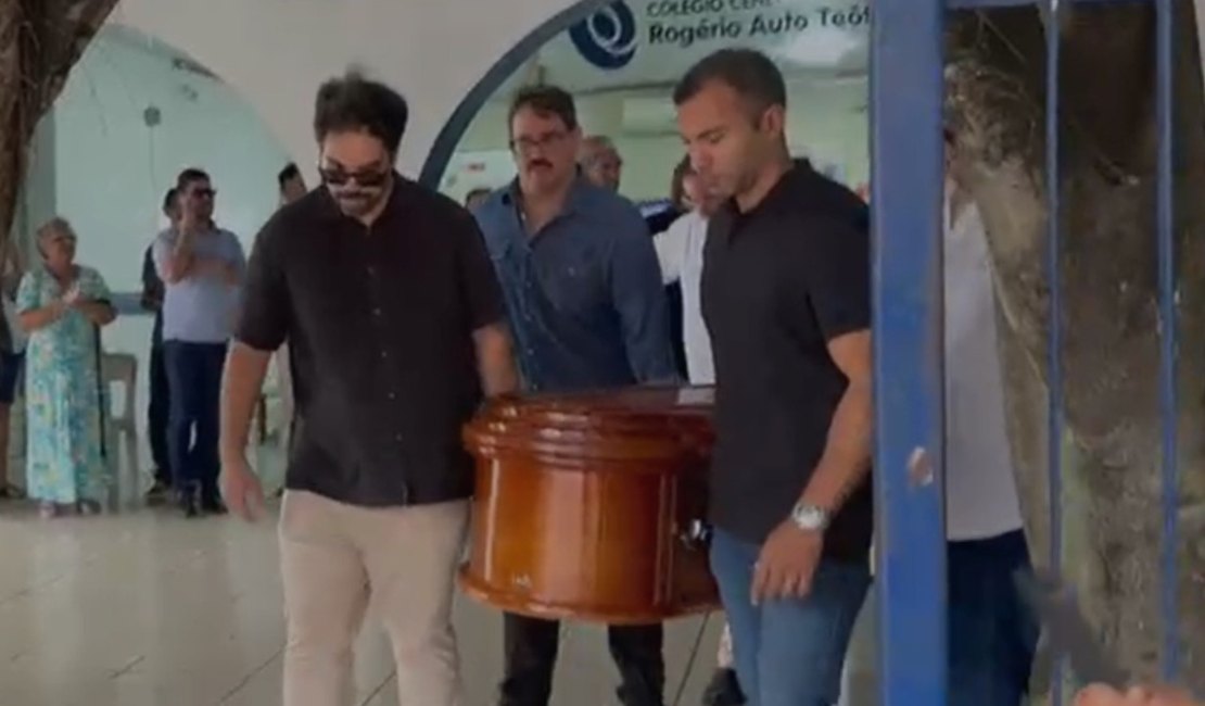 [Vídeo] Arapiraca se despede de Moacir Teófilo em cerimônia marcada por forte emoção