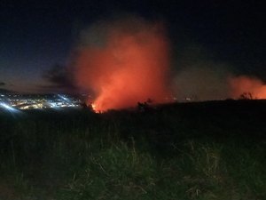 Incêndio atinge área de vegetação e assusta moradores em Arapiraca