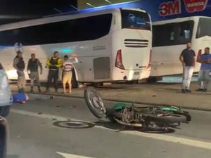 Motociclista morre após ser atingido por carro em alta velocidade em semáforo na parte alta de Maceió