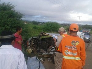 Colisão entre carro e caminhão deixa um morto na AL-220