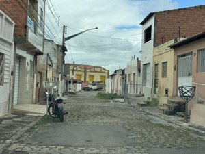 Homem ateia fogo em residência com ele e a mãe dentro em Delmiro Gouveia