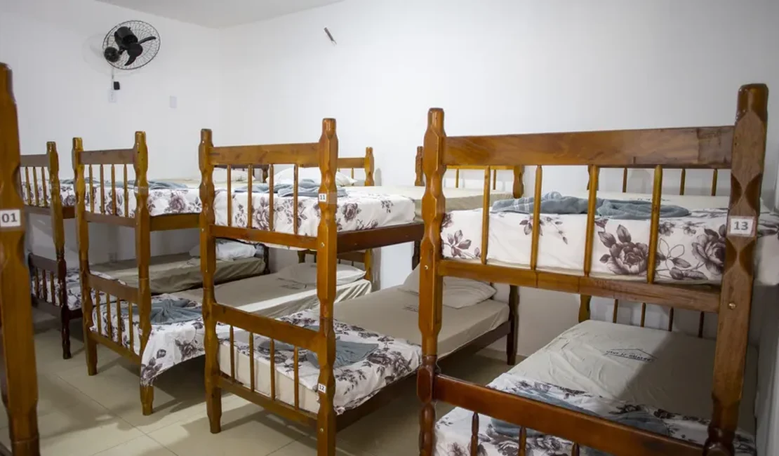 Homem é preso após agredir companheira dentro de casa de passagem em Maceió