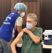 Aos 76 anos, Chico Buarque recebe 2ª dose de vacina contra covid-19