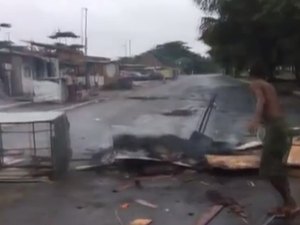 Moradores do Dique Estrada interditam Avenida após lagoa invadir residências