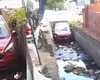 Motorista cai com carro em córrego ao tentar fugir de assalto na Levada
