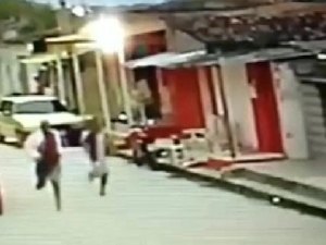 [Vídeo] Irmãos são mortos por vizinhos com tiros e golpe de canivete