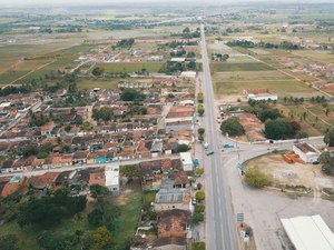 Idoso tem moto roubada por dois jovens armados a pé em São Sebastião