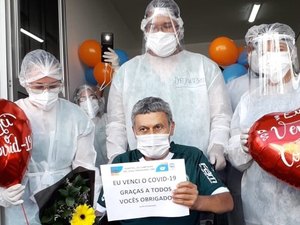 [Vídeo] Emoção: Curados de Covid 19, pacientes recebem alta em Arapiraca