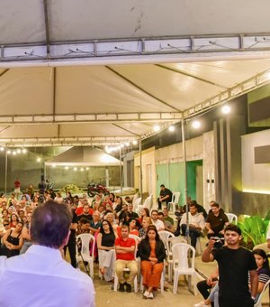 Moradores do Jardim Tropical comemoram pavimentação entregue pelo prefeito Luciano Barbosa
