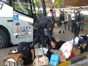 Cães da PM acham drogas em abordagem na rodoviária de Maceió