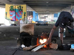 Pandemia 'empurra' desempregados para ruas e abrigos em SP