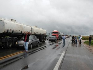Funcionários de Usina bloqueiam trecho da BR- 101 por falta de pagamento
