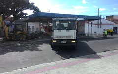 Terminal de ônibus da Praça da Faculdade começou a ser demolido pela Prefeitura de Maceió