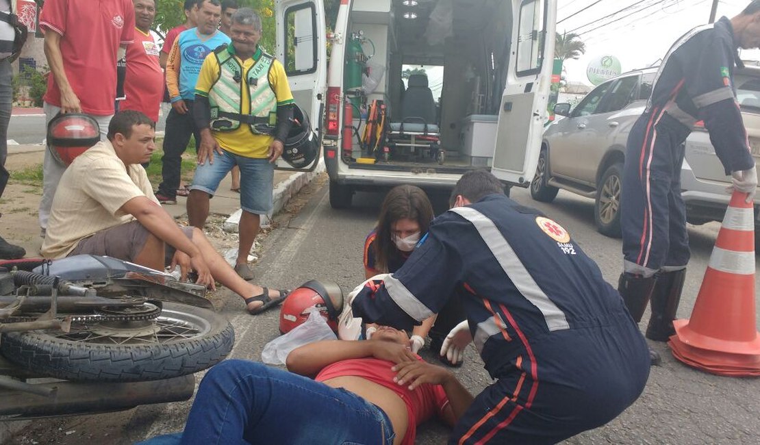 Condutor de motocicleta cruza canteiro e colide com funcionário do CHAMA em Arapiraca