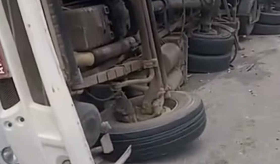 Caminhão que transportava família tomba às margens da BR-101 em Flexeiras