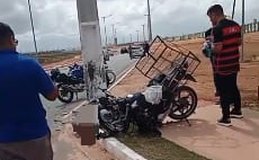 Motoboy fica gravemente ferido após colidir contra poste na Avenida Marília Mendonça