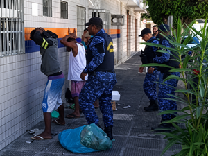 Guarda Municipal recolhe arma branca e objetos para o uso de drogas na Ponta da Terra