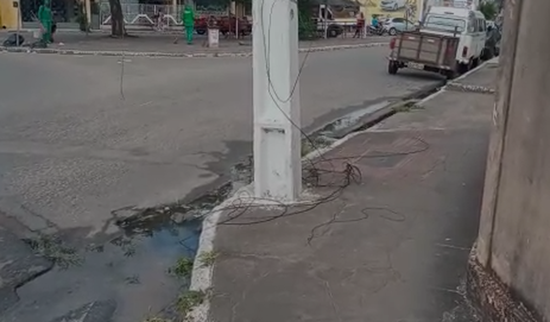 [Vídeo]  Cano estourado no Centro de Arapiraca gera desperdício de água potável