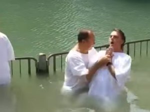 [Vídeo] Pastor preso por desvios no Rio batizou Bolsonaro nas águas do rio Jordão