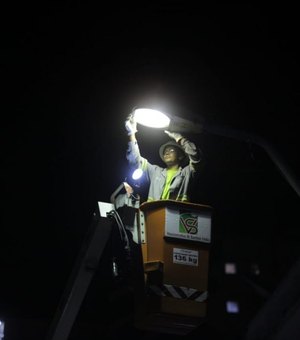 Equipes atuam no Fernão Velho para restaurar pontos de luz afetados pela chuva