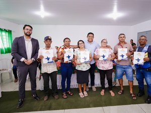 Prefeito Júlio Cezar entrega títulos de imóveis a 29 famílias por meio do programa Moradia Legal