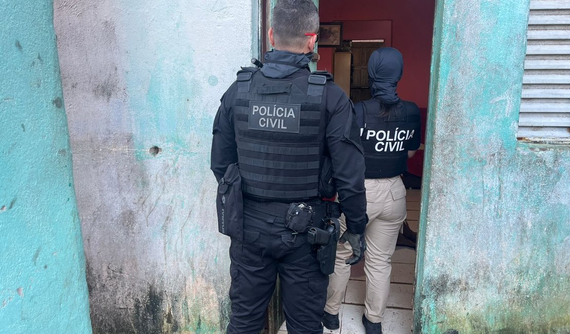 Dupla acusada de tentativa de homicídio é presa em Arapiraca; polícia encontrou drogas no local