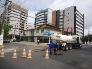 Casal reforça manutenção de redes coletoras de esgoto na orla marítima