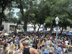 Abertura não oficial do carnaval carioca reúne foliões no Rio