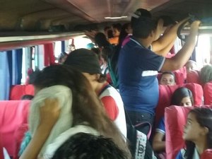 Com salários atrasados, motoristas de transportes escolares paralisam atividades