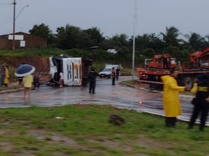 Mais uma carreta tomba no Benedito Bentes