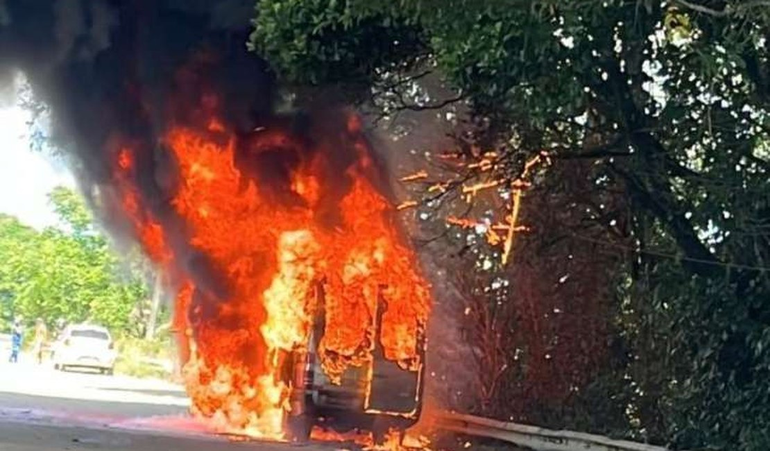 Van com turistas a caminho de Maragogi pega fogo e fica destruída em Pernambuco