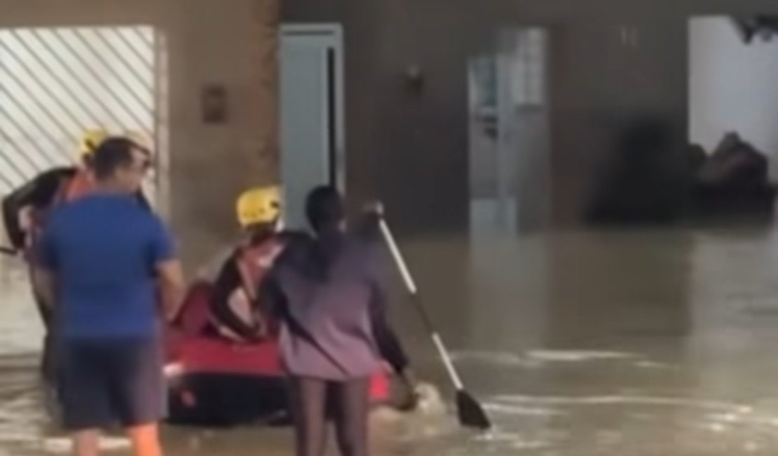Chuvas causam alagamentos e deixam moradores ilhados no bairro Girador, em Atalaia